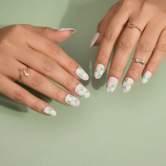 Daisies in a Garden Glossy Stick on Nails Set